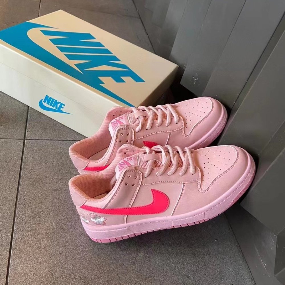 Nike Women's dunks triple pink - Picture 4 of 4